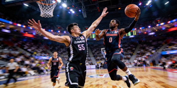 CBA总决赛辽宁队球员防守广东队球员突破上篮