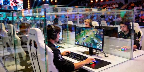 英雄联盟职业比赛现场，选手在隔音房内专注操作